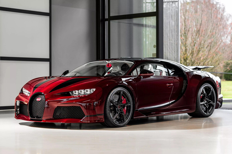 Chiếc Bugatti Chiron Super Sport mới nhất vừa được xuất xưởng từ Molsheim, Pháp rất đặc biệt khi được một khách hàng Singapore đặt hàng để đón năm mới Giáp Thìn 2024.