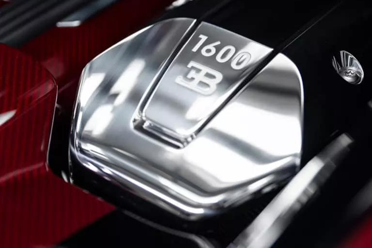 Dưới ánh sáng trực tiếp, tông đỏ này đổi màu cực sáng và sống động, còn khi tắt nắng thì màu sơn xe lại chuyển về sắc thái đỏ đậm nhiều hơn. Tương phản với lớp sơn đỏ tương phản là dải đen Nocturne chạy dọc tại trung tâm xe.