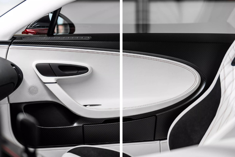 Nội thất xe được tùy biến đỏ – đen tương đồng ngoại thất nhưng đây không phải những tông màu chính, thay vào đó màu trắng được chọn làm chủ đạo. 2 chất liệu da và sợi carbon xuất hiện ở mọi bề mặt có thể.
