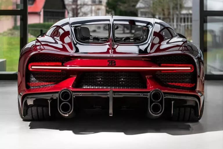 Giá xe Bugatti Chiron Red Dragon không tiết lộ và danh tính chủ nhân của chiếc xe cũng là bí mật, lúc này người Singapore chỉ biết hy vọng nó sẽ được lái đến các sự kiện hoành tráng để đông đảo công chúng được dịp chiêm ngưỡng, thay vì bị giấu kín trong một garage nào đó.