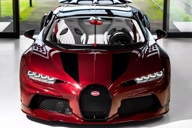 Bugatti ra mắt Chiron Super Sport vài năm sau khi trình làng Chiron Super Sport 300+ lập kỷ lục thế giới. Không giống như 300+, Super Sport sở hữu nội thất được trang bị tốt hơn một chút nhưng vẫn giữ nguyên động cơ W16 tăng áp kép, dung tích 8.0 lít, công suất 1.578 mã lực.