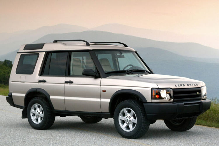 Mức giá xe Land Rover Discovery 35th Edition bán ra từ 79.990 bảng Anh (tương đương 102.965 USD - khoảng hơn 2,5 tỷ đồng) tại thị trường Anh quốc và được coi là mẫu xe đắt nhất trong dải sản phẩm.