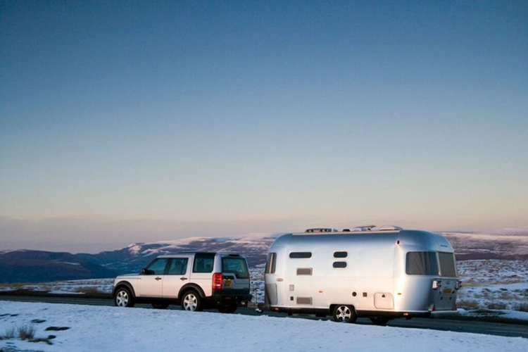 Thế hệ hiện tại của Land Rover Discovery ra mắt vào năm 2016, với bản nâng cấp tiếp theo vào cuối năm 2020. Bốn năm sau, Discovery đã phát triển thành một thương hiệu phụ, cố gắng tìm vị trí của mình trong dòng Land Rover sau nhiều năm doanh số bán hàng không thực sự khả quan.