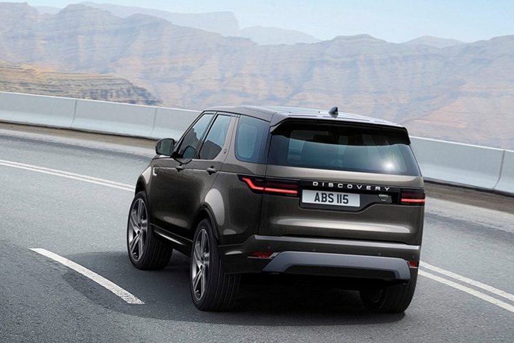 Với công suất 345 mã lực và mô-men xoắn 700 Nm, D350 có công suất cao hơn 49 mã lực và mô-men xoắn cao hơn 50 Nm so với D300 đã ngừng sản xuất. Cải tiến này cho phép xe có thể tăng tốc từ 0 – 96 km/h trong 5,9 giây, nhanh hơn 0,7 giây so với phiên bản tiền nhiệm.