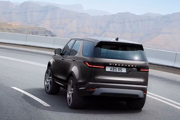 Với công suất 345 mã lực và mô-men xoắn 700 Nm, D350 có công suất cao hơn 49 mã lực và mô-men xoắn cao hơn 50 Nm so với D300 đã ngừng sản xuất. Cải tiến này cho phép xe có thể tăng tốc từ 0 – 96 km/h trong 5,9 giây, nhanh hơn 0,7 giây so với phiên bản tiền nhiệm.