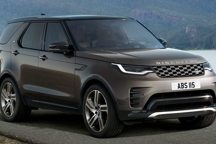 Phiên bản này được trang bị kết hợp với hộp số tự động tám cấp phân phối sức mạnh tới cả bốn bánh. Mặc dù biến thể động cơ này đã được sử dụng trên Range Rover và Defender được cập nhật gần đây nhưng đây là lần đầu tiên khối động cơ này được lắp đặt cho xe Discovery.