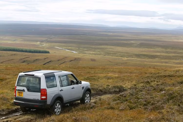 Land Rover kỷ niệm 35 năm ra mắt Discovery nguyên bản với phiên bản đặc biệt mới. Phiên bản này được định vị nằm trên Discovery Metropolitan Edition và sẽ được sản xuất giới hạn. Tuy nhiên, hiện tại thương hiệu vẫn chưa công bố những hình ảnh cụ thể của phiên bản này.