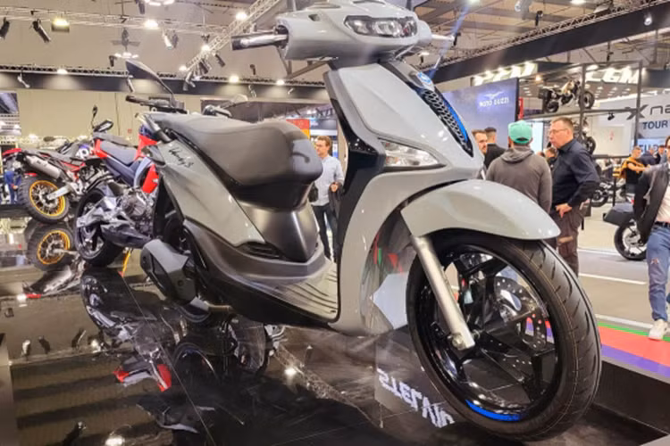 Liberty 2025 sẽ có 2 tùy chọn: tiêu chuẩn và Liberty S. Phiên bản tiêu chuẩn sẽ có 2 màu là Trắng Bianco Luna và Đen Nero Abisso, trong khi phiên bản S được bổ sung thêm 2 màu mới là Xám Grigio Materia và Xanh Blu Ardesia.