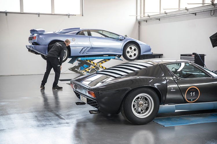 Tuy nhiên, việc phục chế siêu xe cổ Lamborghini là một cách để có thể gìn giữ vẹn nguyên những giá trị trường tồn, sau đó chiếc xe tiếp tục được sử dụng và “tồn tại” với thời gian trong nhiều năm tới.