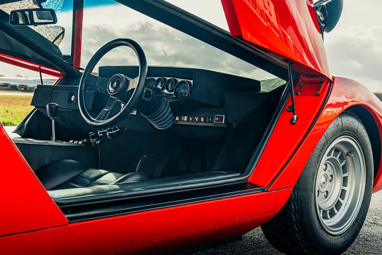 Theo ông Farmeschi chia sẻ, những chiếc xe được đưa đến phục chế sẽ có nhiều kiểu, có thể là một là một mẫu xe rất mới ở bề ngoài nhưng lại rỉ sét ở bên trong, khung có thể bị mục nát cần phải tu sửa, đôi khi là một chiếc xe cũ nhiều năm không sử dụng.