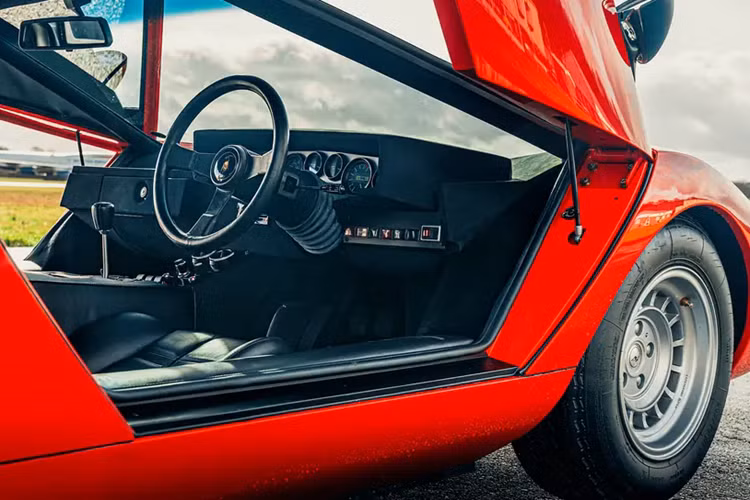 Theo ông Farmeschi chia sẻ, những chiếc xe được đưa đến phục chế sẽ có nhiều kiểu, có thể là một là một mẫu xe rất mới ở bề ngoài nhưng lại rỉ sét ở bên trong, khung có thể bị mục nát cần phải tu sửa, đôi khi là một chiếc xe cũ nhiều năm không sử dụng.