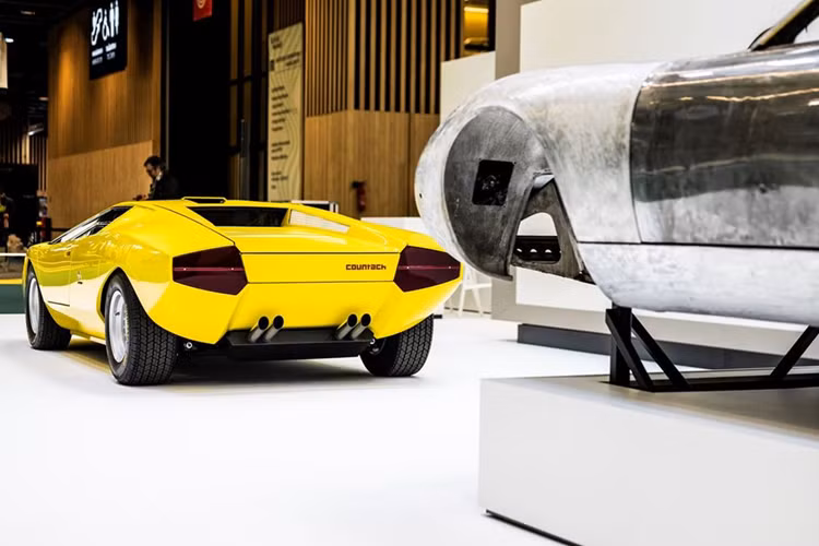 Bước thứ hai của quá trình phục chế chính là tháo dỡ và đội ngũ sẽ tháo chiếc xe ra và kiểm tra các bộ phận còn sử dụng được. Trước khi tiến hành phục chế, đội ngũ sẽ lập danh sách những hạng mục cần phục chế, thay mới, chỉnh sửa cho khách hàng và sau đó đưa ra ước tính giá cho tất cả các hạng mục này.