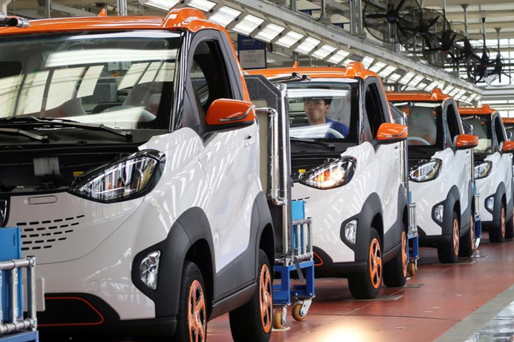 Theo TMT Motors, người dùng có thể sạc xe tại nhà bằng ổ cắm 220 V. Hiện TMT Motors đang đàm phán với đối tác SAIC-GM-Wuling để đưa Baojun E100 về Việt Nam với giá kèm pin dự kiến dưới 150 triệu đồng. Nếu giá bán này là chính xác, Baojun E100 sẽ trở thành mẫu ô tô mới rẻ nhất tại thị trường Việt Nam.