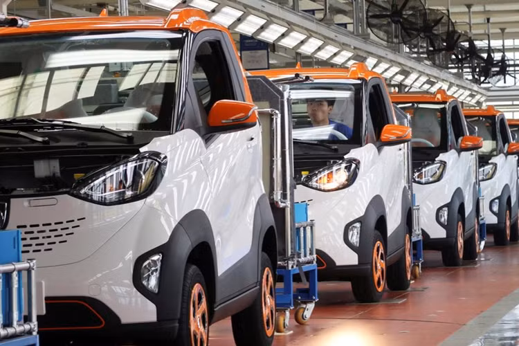 Theo TMT Motors, người dùng có thể sạc xe tại nhà bằng ổ cắm 220 V. Hiện TMT Motors đang đàm phán với đối tác SAIC-GM-Wuling để đưa Baojun E100 về Việt Nam với giá kèm pin dự kiến dưới 150 triệu đồng. Nếu giá bán này là chính xác, Baojun E100 sẽ trở thành mẫu ô tô mới rẻ nhất tại thị trường Việt Nam.