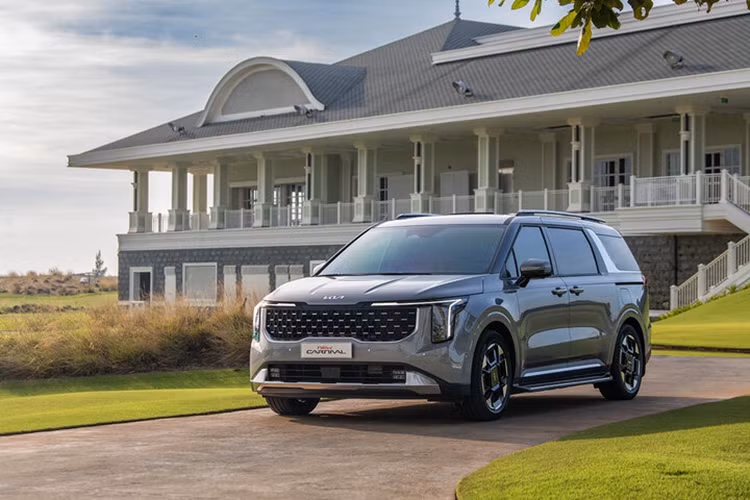 Mức giá xe Kia Carnival 2025 bản Signature chạy máy 1.6L tăng áp hybrid có giá khởi điểm từ 50,86 triệu won (tương đương 930,6 triệu đồng).