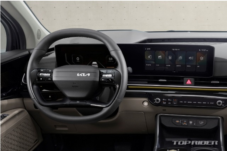 Bên cạnh đó, Carnival 2025 còn được hãng xe Hàn Quốc bổ sung thêm màu ngoại thất trắng ngọc trai cùng tùy chọn màu nội thất be và xám.