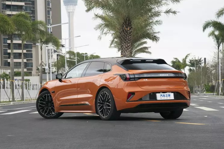 Lidar mới được nâng cấp của Zeekr 001 (tiêu chuẩn cho tất cả các dòng) sẽ đạt được phạm vi phát hiện siêu dài, nhận thức có độ chính xác cao, nhận dạng tình trạng đường nhạy cảm hơn và khả năng lái xe thông minh có thể bao gồm đỗ xe tự động APA, tốc độ cao và tất cả kịch bản đô thị.