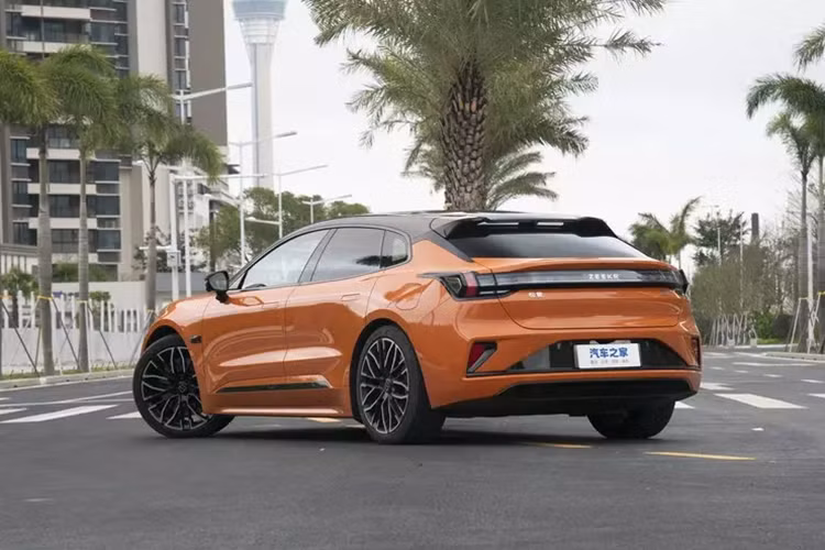 Lidar mới được nâng cấp của Zeekr 001 (tiêu chuẩn cho tất cả các dòng) sẽ đạt được phạm vi phát hiện siêu dài, nhận thức có độ chính xác cao, nhận dạng tình trạng đường nhạy cảm hơn và khả năng lái xe thông minh có thể bao gồm đỗ xe tự động APA, tốc độ cao và tất cả kịch bản đô thị.