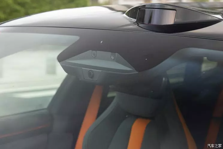 Khoảng sáng gầm xe lên tới 193mm, khả năng leo dốc tối đa là 70%, tính cả thể thao và du lịch ngoài trời. Về phía đuôi xe, đèn phản quang 2 bên đuôi xe cũng được thay thế bằng thiết kế hình thang tương tự như Zeekr 001 FR. Đuôi xe được mở rộng tạo âm hưởng cho đầu xe và đuôi xe tăng thêm phong cách gầm thấp và thể thao hơn.