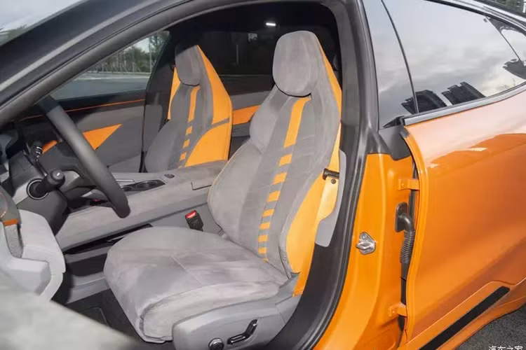 Cụ thể, phần đầu xe có hình dạng tương tự như xe đua Zeekr 001 FR, khe hút gió ở phần dưới của mặt trước đã trở nên rộng hơn và các rãnh dẫn gió hai bên đã được làm, kích thước lớn hơn và toàn bộ mặt tiền của chiếc xe SUV cỡ trung đã trông dữ dằn hơn.