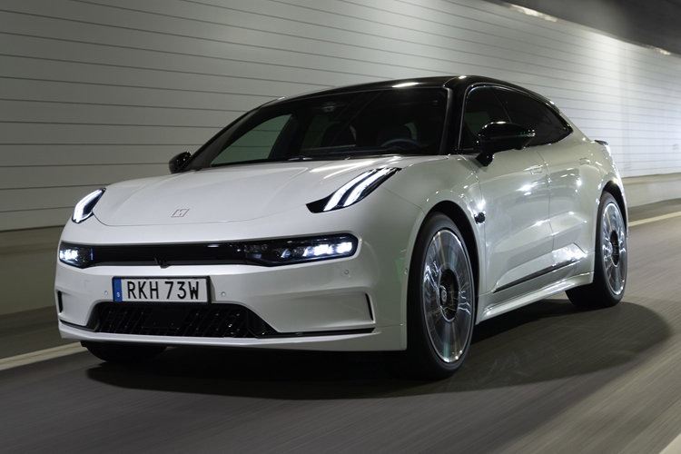 Những thay đổi như mưa và tuyết mang lại trải nghiệm năm giác quan về thị giác, thính giác, nhiệt độ, xúc giác và khứu giác. Ngoài tương tác bằng cảm ứng và giọng nói, Zeekr 001 mới còn có thuật toán "nhận dạng mắt" độc nhất trong ngành - tương tác bằng mắt. Khi kích hoạt EVA, hệ thống có thể vận hành trực quan chỉ bằng một cái liếc mắt, điều chỉnh gương chiếu hậu, nâng hạ cửa sổ, đóng cửa,…