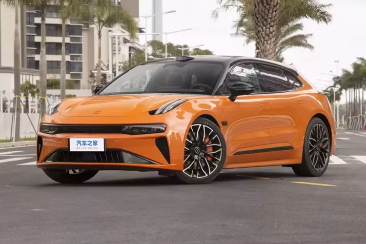 Zeekr là 1 thương hiệu con của Geely, họ định vị nó là hãng xe cao cấp, sẽ chuyên sản xuất ra các mẫu xe điện, với thiết kế chủ yếu là SUV. Trong dải sản phẩm của mình là Zeekr 001 2024 mới, mẫu SUV cỡ trung có giá hấp dẫn nhất trong gia đình Zeekr, nhưng không mất đi chất thiết kế lạ lẫm, động cơ mạnh mẽ.