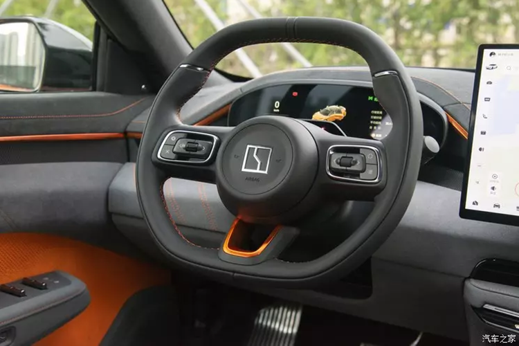 Xét về kích thước thân xe, chiều dài, chiều rộng và chiều cao của xe Zeekr 001 mới lần lượt sẽ là 4.977 mm x 1.999 mm x 1.545 mm, chiều dài cơ sở là 3005mm. Đồng thời, chiếc xe mới sử dụng hệ thống treo động chủ động Magic Carpet và hệ thống giảm chấn điện từ CCD. Lò xo khí hai buồng mới có thể điều chỉnh đồng thời độ cao và độ cứng.