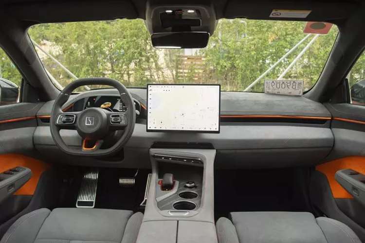 Về ngoại hình, Zeekr 001 2024 theo phong cách các mẫu xe dã ngoại nhưng thanh lịch, với những điều chỉnh nhỏ về ngoại hình.