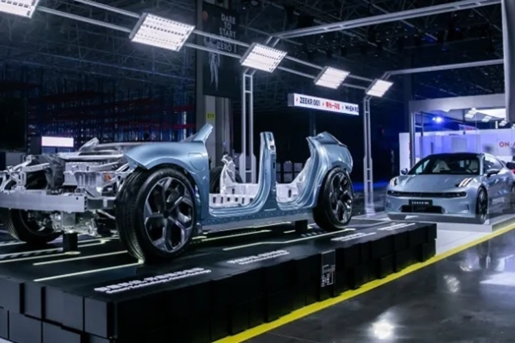 Công suất tối đa của Zeekr 001 mẫu dẫn động cầu sau là 310 kW, tương đương 416 mã lực, có thể tăng tốc từ vị trí xuất phát lên 100 km/h chỉ trong thời gian 5,9 giây. Còn công suất tối đa của động cơ phía trước của mẫu dẫn động bốn bánh là 270 kW, và mô tơ phía sau 310 kW.