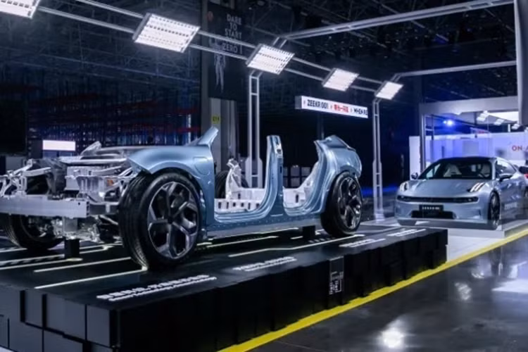 Công suất tối đa của Zeekr 001 mẫu dẫn động cầu sau là 310 kW, tương đương 416 mã lực, có thể tăng tốc từ vị trí xuất phát lên 100 km/h chỉ trong thời gian 5,9 giây. Còn công suất tối đa của động cơ phía trước của mẫu dẫn động bốn bánh là 270 kW, và mô tơ phía sau 310 kW.