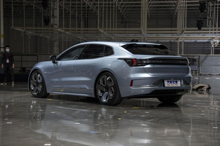 Về pin, Zeekr 001 mới cung cấp hai loại pin để bạn lựa chọn, trong số đó, 001 FR có cùng loại pin 100kWh, tốc độ sạc tối đa 4C, SoC, chỉ mất 15 phút để sạc từ 10% lên 80%, pin Shenxing 95kWh có tốc độ sạc tối đa 5C, SoC, chỉ mất 11,5 phút để sạc từ 10% lên 80%, chưa hết, chỉ sau 5 phút sạc pin, xe có thể tăng thêm 256 km quãng đường di chuyển