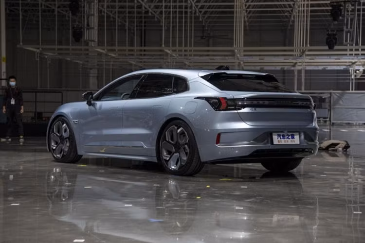 Về pin, Zeekr 001 mới cung cấp hai loại pin để bạn lựa chọn, trong số đó, 001 FR có cùng loại pin 100kWh, tốc độ sạc tối đa 4C, SoC, chỉ mất 15 phút để sạc từ 10% lên 80%, pin Shenxing 95kWh có tốc độ sạc tối đa 5C, SoC, chỉ mất 11,5 phút để sạc từ 10% lên 80%, chưa hết, chỉ sau 5 phút sạc pin, xe có thể tăng thêm 256 km quãng đường di chuyển