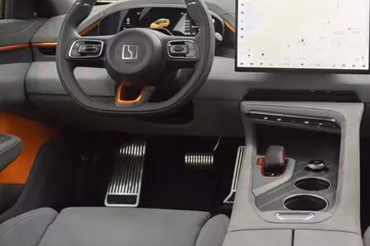 Thay đổi rõ ràng nhất của mẫu xe mới là việc được trang bị lidar trên nóc xe, mang đến bước nhảy vọt về khả năng lái thông minh Nhìn từ bên cạnh, các đường nét của Zeekr 001 mới vẫn thanh thoát và bắt mắt, thiết kế chắn bùn nhô ra khỏi thân xe ở phía trước và phía sau cùng các đường gân nhô cao ở ốp cửa thể hiện sự chắc chắn của xe.