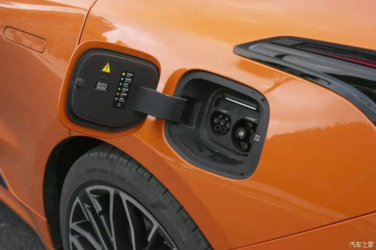 Nội thất của chiếc SUV cỡ trung Zeekr 001 cũng được nâng cấp nhiều chi tiết hơn, ngoài việc sử dụng da 1 lớp tiêu chuẩn Nappa và các vật liệu sang trọng khác, các chi tiết trang trí trên bảng điều khiển trung tâm cũng được tinh giản lại, giúp hiệu ứng thị giác trở nên đơn giản hơn.