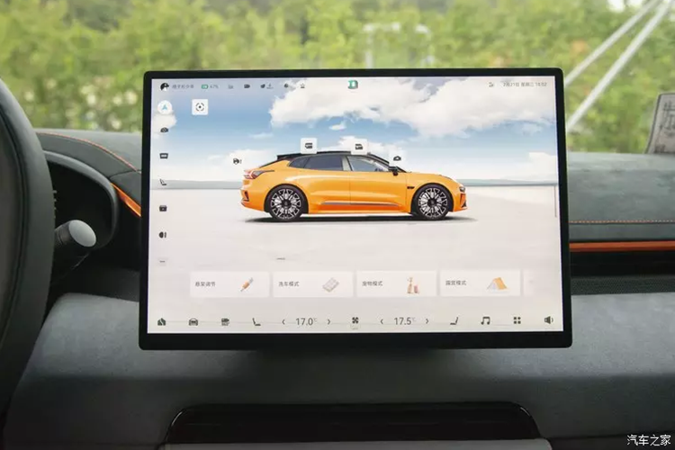 Đồng thời, cổng sạc nhanh chậm cũng được tích hợp vào phía sau, tinh giản các đường may đồng thời tạo hình dáng thân máy mượt mà hơn. Bộ mâm hợp kim hai màu mới có kiểu dáng độc đáo nhưng rất bắt mắt, kích thước vành tối đa là 22 inch. Điều đáng nói là Zeekr 001 mới còn được bổ sung thêm màu xanh lục, rất huyền ảo, cá tính.