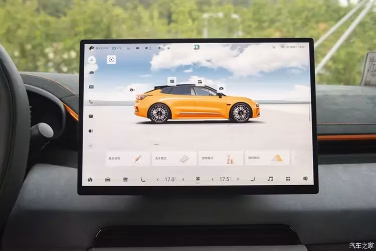 Đồng thời, cổng sạc nhanh chậm cũng được tích hợp vào phía sau, tinh giản các đường may đồng thời tạo hình dáng thân máy mượt mà hơn. Bộ mâm hợp kim hai màu mới có kiểu dáng độc đáo nhưng rất bắt mắt, kích thước vành tối đa là 22 inch. Điều đáng nói là Zeekr 001 mới còn được bổ sung thêm màu xanh lục, rất huyền ảo, cá tính.