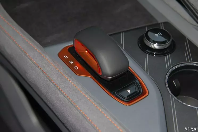 Hệ thống xe được trang bị chip 8295 và hệ điều hành Zeekr OS 6.0 mới nhất, màn hình điều khiển trung tâm Oled 15,05 inch 2,5K lớn cũng rất bắt mắt, mang đến trải nghiệm mượt mà, đã mắt, ngoài ra còn có cấu hình mới như AR-HUD 35,5 inch màn hình hiển thị head-up