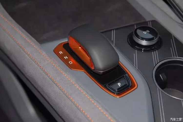 Hệ thống xe được trang bị chip 8295 và hệ điều hành Zeekr OS 6.0 mới nhất, màn hình điều khiển trung tâm Oled 15,05 inch 2,5K lớn cũng rất bắt mắt, mang đến trải nghiệm mượt mà, đã mắt, ngoài ra còn có cấu hình mới như AR-HUD 35,5 inch màn hình hiển thị head-up