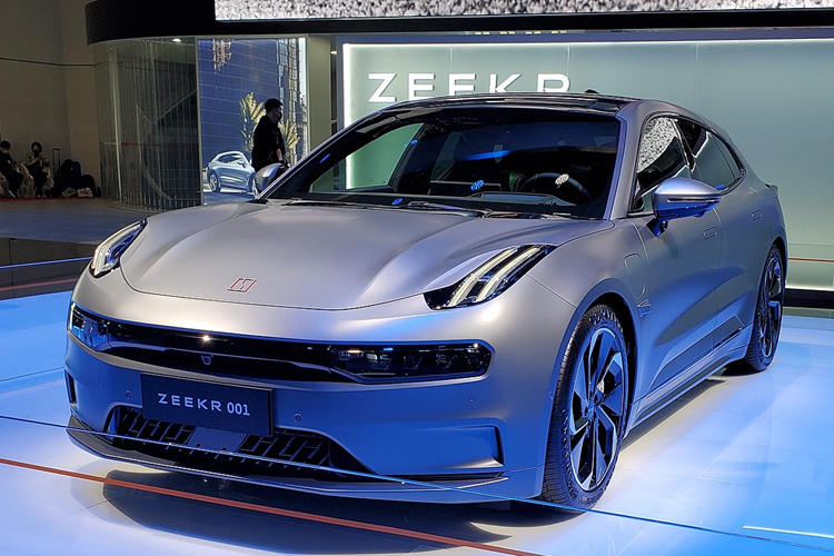 Không chỉ vậy, các nút bấm cửa sổ Zeekr 001 mới được thay thế bằng nút gạt, tay nắm cửa điện tử được nâng cấp và khu vực sạc không dây cũng được bọc da lộn. Điều đáng chú ý là Zeekr 001 2024 đã bổ sung thêm chế độ xem phim 5D, được liên kết với hệ thống âm thanh vòm 7.1.4 kênh + hệ thống ghế rung 5D + tán điều chỉnh độ sáng theo vùng thế hệ mới.