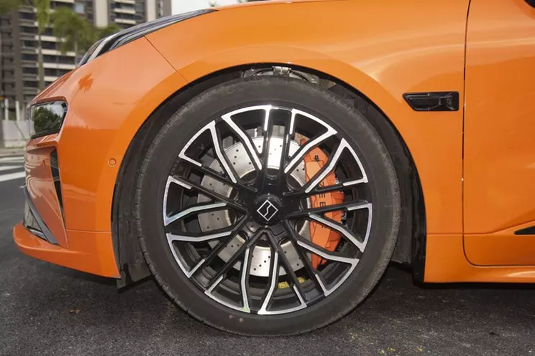 Vào hôm qua, ngày 17 tháng 3 năm 2024, chưa đầy 20 ngày trước khi ra mắt chính thức Zeekr 001, hãng xe Trung Quốc đã chính thức thông báo rằng đơn đặt hàng cho chiếc SUV cỡ trung của mình đã vượt quá 20.000 chiếc và hiện đã bắt đầu bàn giao ra thị trường, với mục tiêu đạt 30.000 chiếc trong tháng đầu tiên.