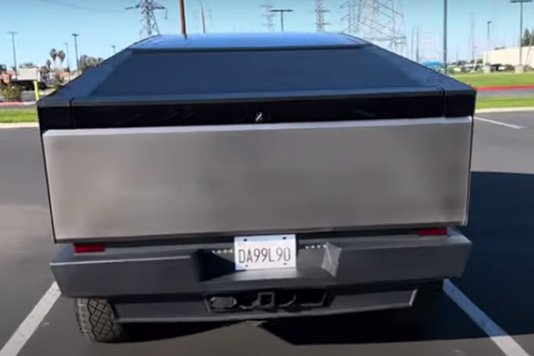 Vận tốc tối đa của xe tăng lên 209 km/h trong khi phạm vi di chuyển giảm xuống còn 515 km. Nếu có thêm pin bổ sung như phiên bản AWD, Tesla Cybertruck Cyberbeast 2024 có thể chạy được 708 km.