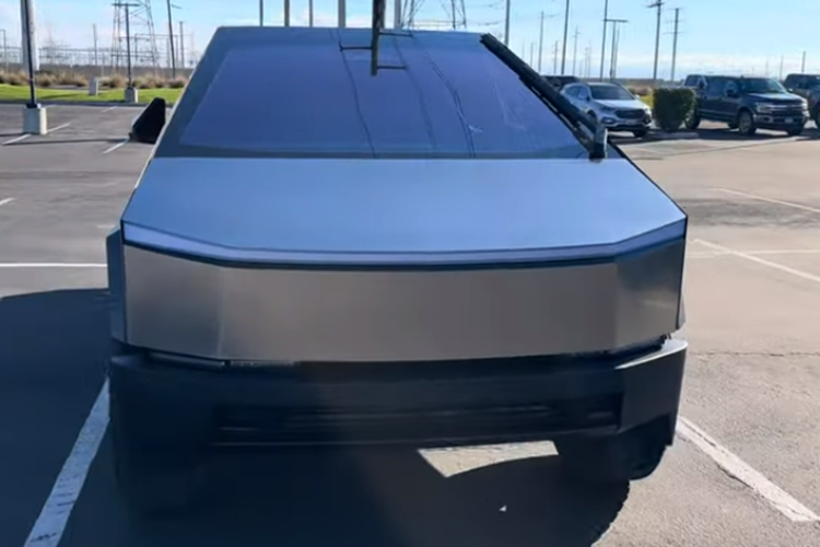 Minh Nhựa đã nhắm Tesla Cybertruck 2024 khi cùng gia đình du Xuân ở Mỹ. Thậm chí, tay chơi siêu xe đình đám này còn cho rằng hợp lý khi bạn bè bảo nên mang Cybertruck về Việt Nam.