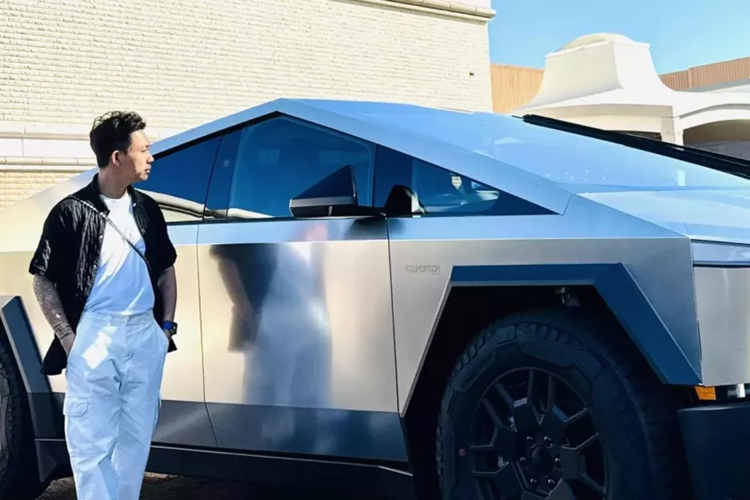 Cybertruck là 1 trong những mẫu xe bán tải điện thú vị nhất từ khi được thai nghén, và nay, khi hãng đưa Tesla Cybertruck 2024 mới vào sản xuất hàng loạt, đã khiến cho nhiều tay chơi cũng như các nhà sưu tập săn lùng, 1 trong số đó, có tay chơi xe Phạm Trần Nhật Minh hay còn gọi là Minh Nhựa.