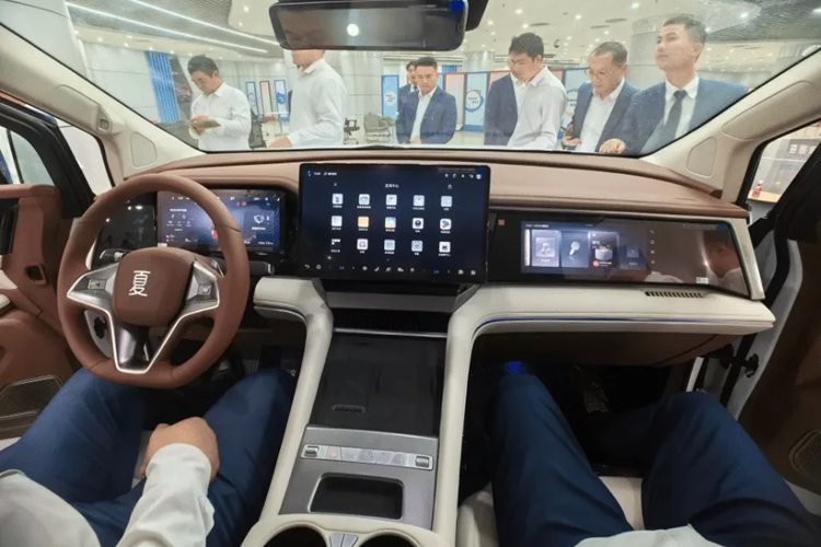 Toàn bộ dòng xe đều được trang bị hệ thống hỗ trợ lái xe tiên tiến BAS 3.0+ “God's Eye” của BYD, được thực hiện thông qua 31 cảm biến trên toàn bộ xe bao gồm năm radar sóng milimet, 12 radar siêu âm và 14 camera độ nét cao.