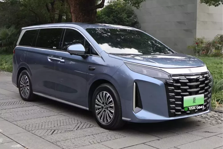 Vào ngày 27/12/2024, tài khoản Wechat Bydchang tiết lộ rằng mức giá xe BYD Xia 2025 bắt đầu từ 280.000 nhân dân tệ (38.400 USD - khoảng 832 triệu đồng), xe có tổng cộng 4 phiên bản và có thể ra mắt vào ngày 8/1/2025.