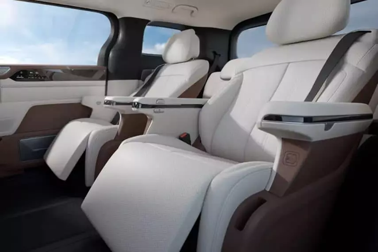 Hàng ghế thứ hai được trang bị ghế da Nappa, có bệ tỳ tay có thể điều khiển hệ thống massage ghế và góc ngả. Đồng thời, một tủ lạnh trên xe được đặt dưới bệ trung tâm phía trước hỗ trợ cả sưởi ấm và làm mát với phạm vi nhiệt độ từ -6~6℃ để làm mát và 35~50℃ để sưởi ấm.