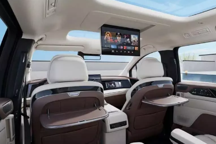 Buồng lái được trang bị vô lăng đáy phẳng, bảng điều khiển LCD 12,3 inch, màn hình điều khiển trung tâm nổi 15,6 inch, màn hình giải trí cho phi công phụ 12,3 inch và màn hình trần trung tâm 15,6 inch. Hệ điều hành đến từ hệ thống buồng lái thông minh DiLink 150 của BYD. Ngoài ra, bảng điều khiển trung tâm có hai tấm sạc không dây, hai giá để cốc và không gian lưu trữ bổ sung bên dưới.