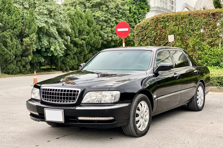 Mới đây, chiếc xe Hyundai Centennial JS350 hàng hiếm được rao bán công khai trên mạng xã hội cùng loạt ảnh chi tiết khoe trọn phong cách thiết kế mới, lạ. Theo người bán, chiếc xe này thuộc "hàng kịch độc" và đây là chiếc xe duy nhất có mặt tại thị trường Việt Nam.