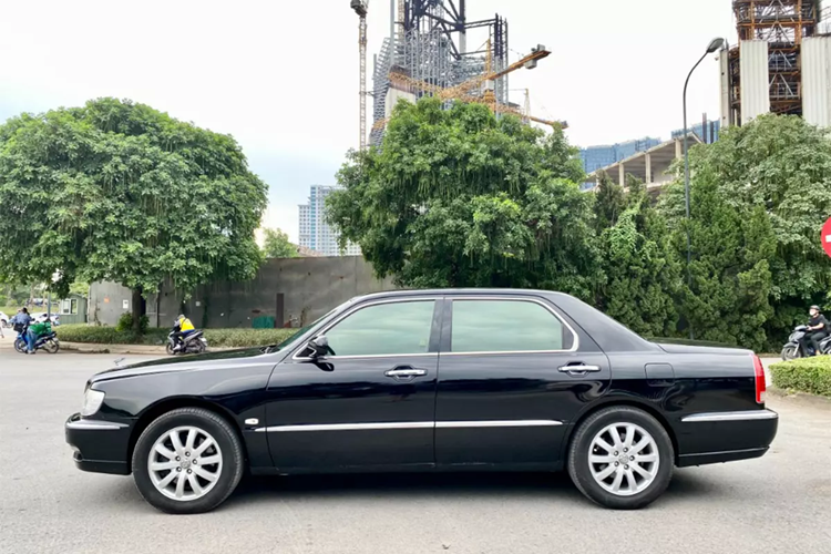 Được biết, Hyundai Centennial JS350 Là chiếc xe chuyên dụng chở các nhà lãnh đạo cấp cao tại hội nghị APEC diễn ra ở Hàn Quốc. Ngoại hình của Centennial đậm chất cổ điển, sang trọng, toát lên khí thế của quyền uy và địa vị xã hội. Tuy nhiên, Centennial JS350 không phải dòng xe phổ biến tại Việt Nam.