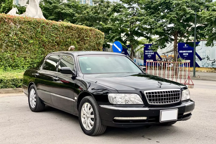 Với giá xe Hyundai Centennial JS350 chào bán 450 triệu, người bán tự tin khẳng định đây là chiếc xe dành cho dân sưu tầm. Tuy nhiên, bên dưới bài viết, nhiều người định giá thấp hơn rất nhiều so với giá người bán đề xuất.